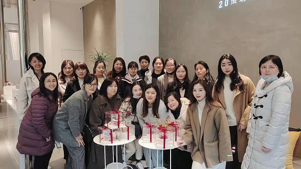 巧手做烘焙，，，，，，甜蜜好时光——地产集团工会举行妇女节主题烘焙活动